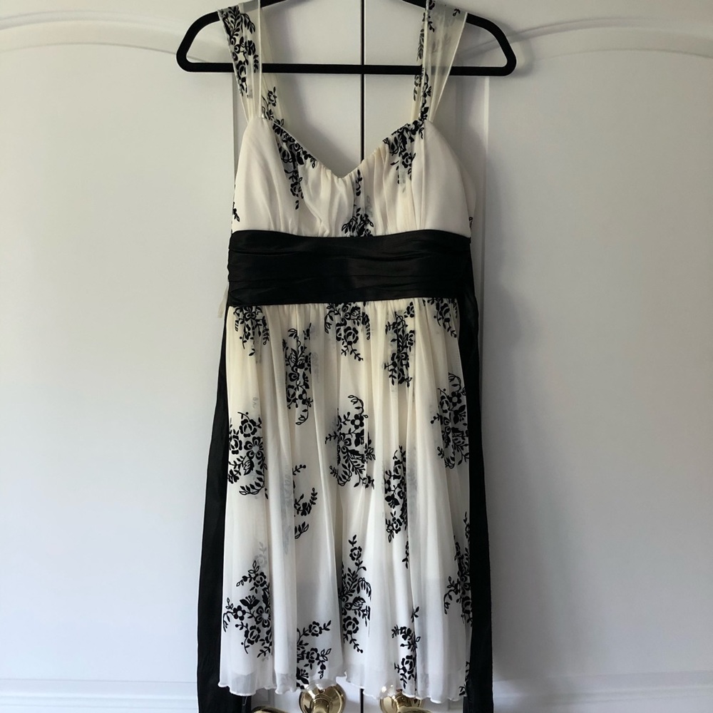 White dress w/ black tie waist & floral detail